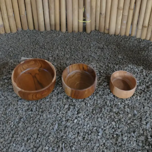 Product image 1 of the product “Salad bowls round, flat from teak root wood, Set of 3. Sizes: L: 31x31x10cm H. M:28x28x9cm H. S: 23x23x8cm H. ”